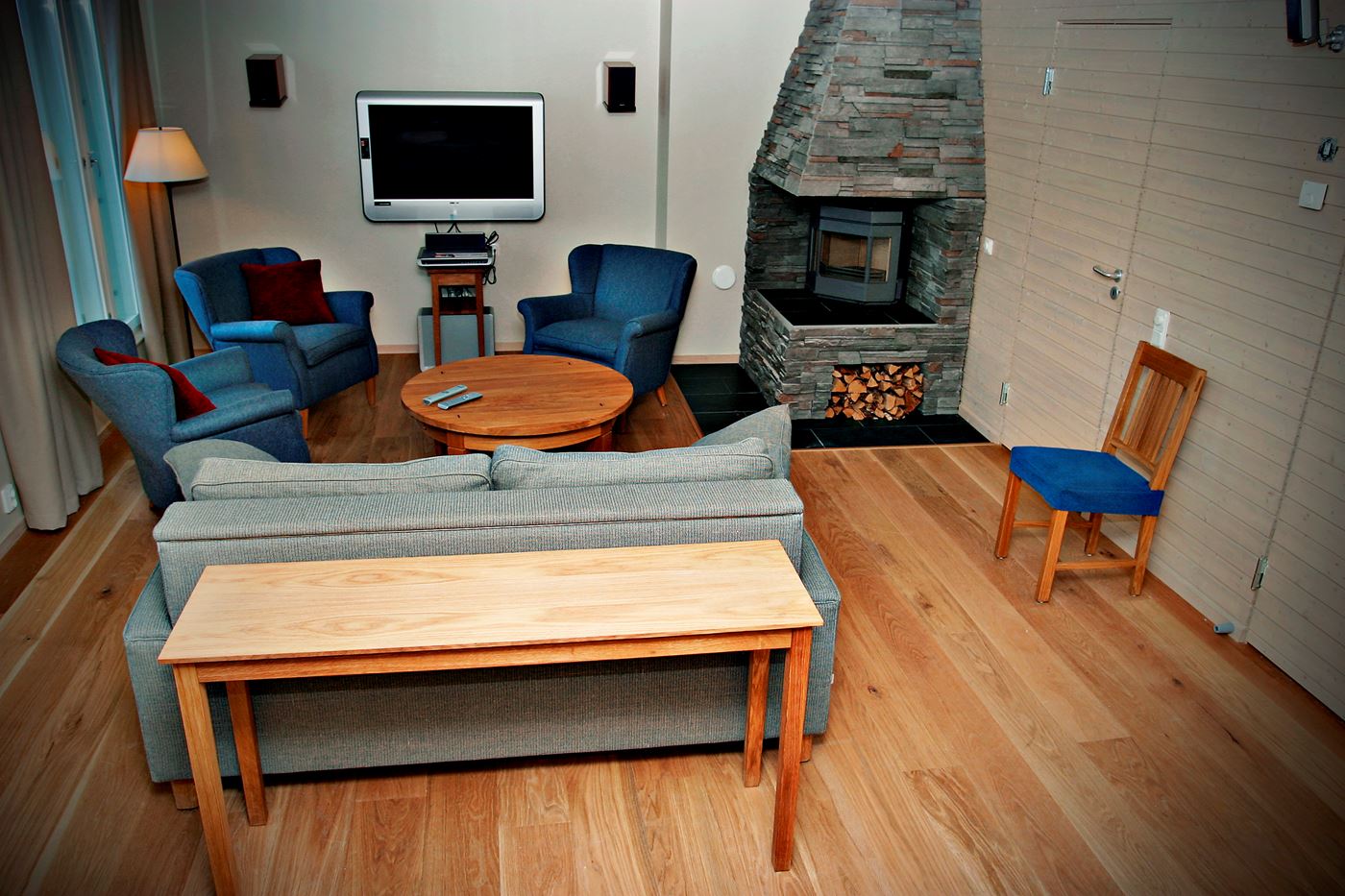 hc_are_apartments_apartment1-4_2br_tv_2_tbwa_retouched_03_2023.jpg