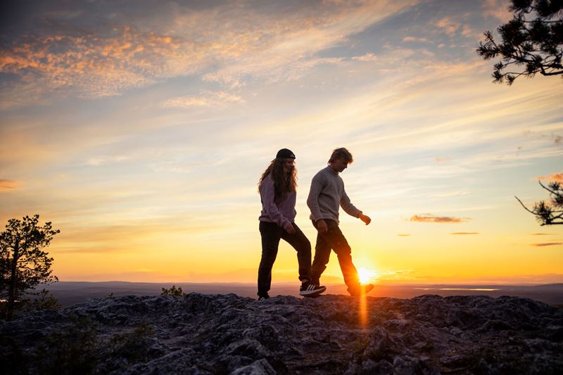 rukakuusamo_couple_midnightsun_2022_konttainen_harritarvainen-1.jpg