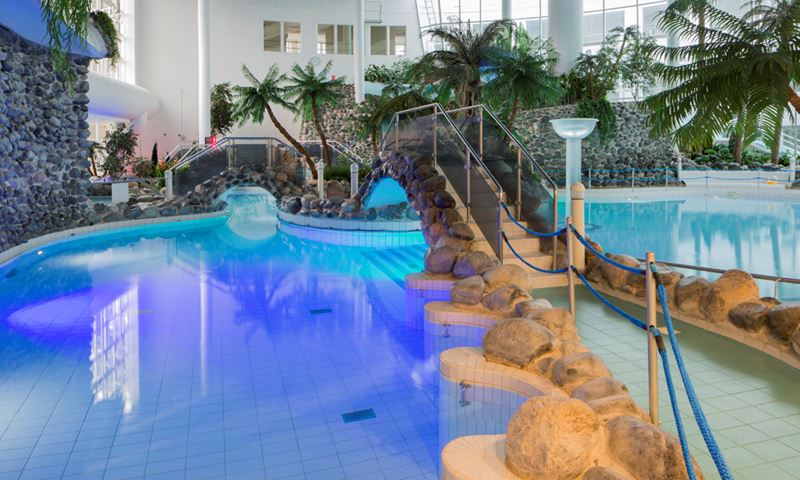 Kuusamon Tropiikki-spa-blue light hor.jpg