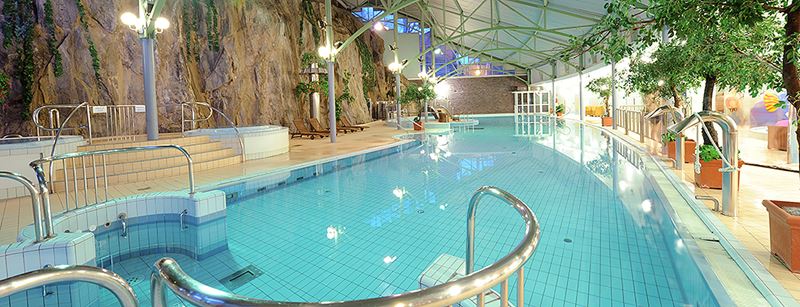 tampere-kylpyla-allasalue-1042x400.jpg