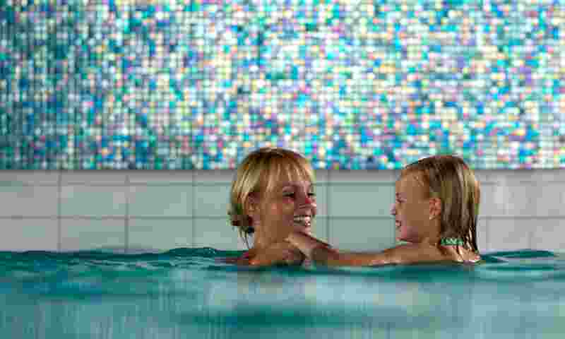 naantali-mother-andf-daughter-in-spa-hor.jpg