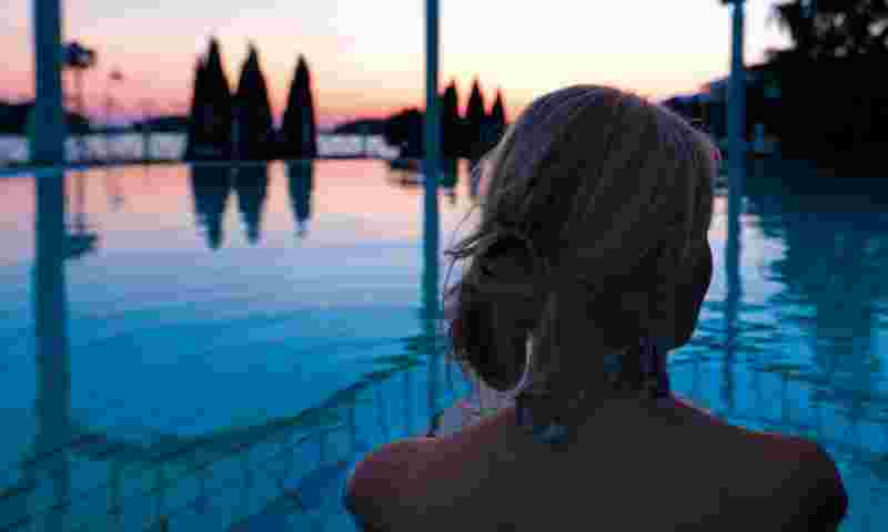 naantali-woman-in-outdoor-pool-hor.jpg