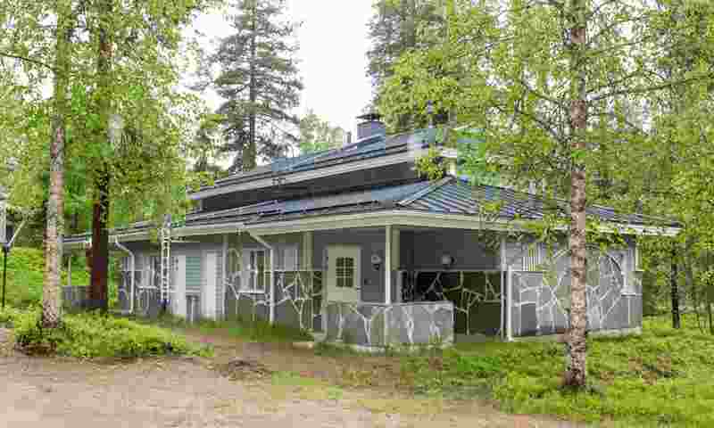 salla-sallas-outside-summer-hor.jpg