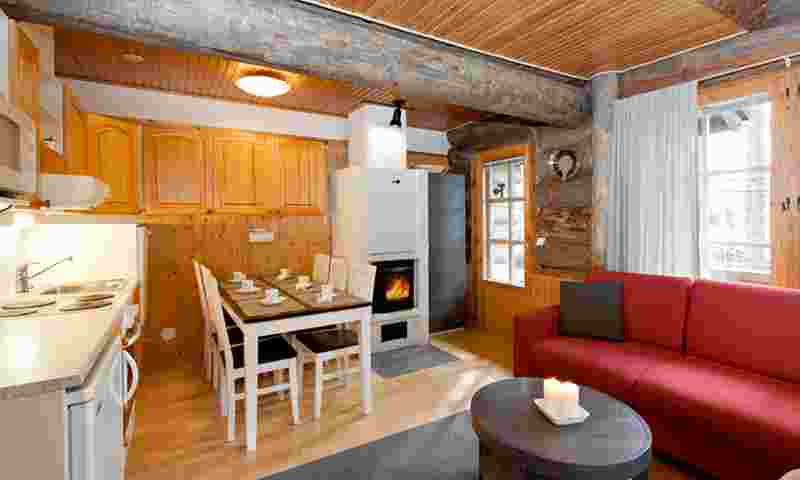 kesänki2-kitchen-table-hor.jpg