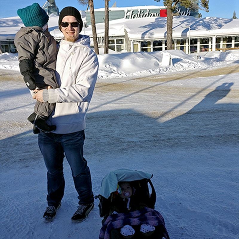 v-isä-ja-lapset-ulkona-saariselkä-squ.jpg